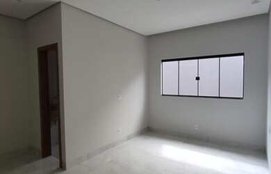 Imagem: A casa possui 3 Dormitórios, 2 Banheiros, 2 Vagas na garagem