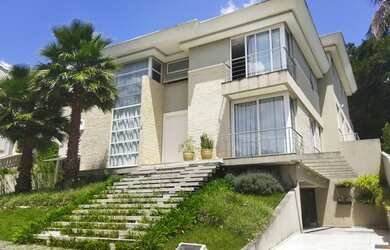 Imagem: A casa em condomínio possui 4 Dormitórios, 5 Banheiros, 5