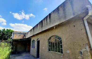 Imagem: A casa possui 3 Dormitórios, 1 Banheiro, 4 Vagas na garagem