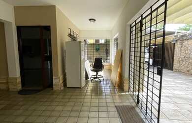 Imagem: A casa possui 5 Dormitórios, 5 Banheiros, 4 Vagas na garagem