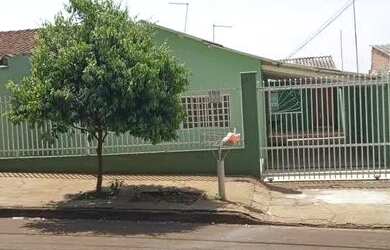 Imagem: A casa possui 5 Dormitórios, 3 Banheiros, 3 Vagas na garagem