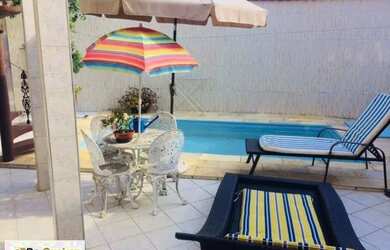 Imagem: A casa possui 2 Dormitórios, 2 Banheiros, 2 Vagas na garagem