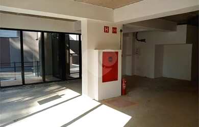 Imagem: O depósito possui 4 Vagas na garagem e 256m² de Área e está