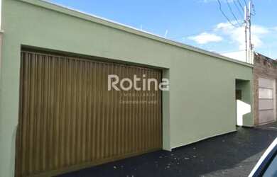 Imagem: A casa possui 4 Dormitórios, 1 Banheiro, 2 Vagas na garagem