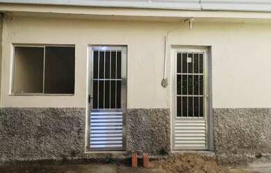 Imagem: A casa possui 3 Dormitórios e 2 Banheiros e está localizado