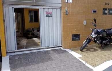 Imagem: A casa possui 2 Dormitórios, 2 Banheiros, 1 Vaga na garagem