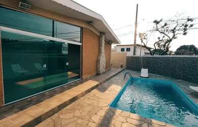 Imagem: A casa possui 3 Dormitórios, 2 Banheiros, 5 Vagas na garagem