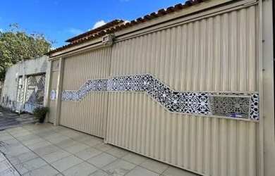 Imagem: A casa possui 2 Dormitórios, 2 Banheiros, 2 Vagas na garagem