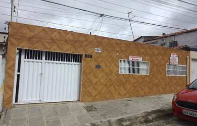 Imagem: A casa possui 5 Dormitórios, 2 Banheiros, 2 Vagas na garagem