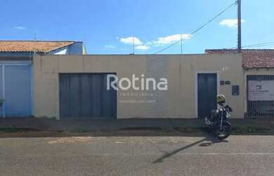 Imagem: A casa possui 3 Dormitórios, 3 Banheiros, 3 Vagas na garagem