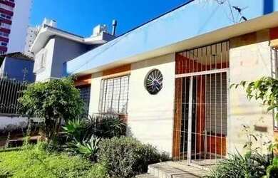 Imagem: A casa possui 3 Dormitórios, 2 Banheiros, 3 Vagas na garagem