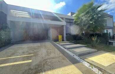 Imagem: A casa em condomínio possui 3 Dormitórios, 3 Banheiros, 4