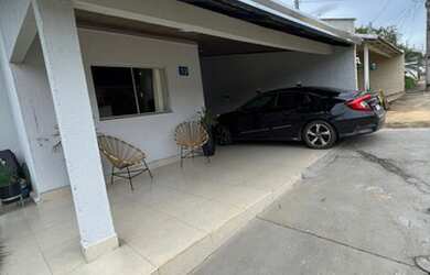 Imagem: A casa possui 2 Dormitórios, 2 Banheiros, 2 Vagas na garagem