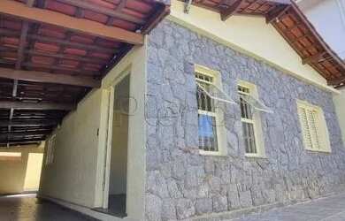 Imagem: A casa possui 2 Dormitórios, 1 Banheiro, 2 Vagas na garagem