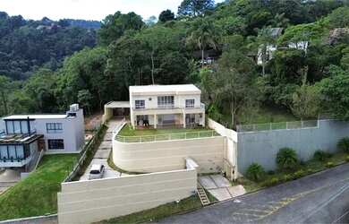 Imagem: A casa em condomínio possui 4 Dormitórios, 5 Banheiros, 5