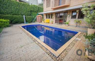 Imagem: A casa em condomínio possui 4 Dormitórios, 5 Banheiros e 650m²