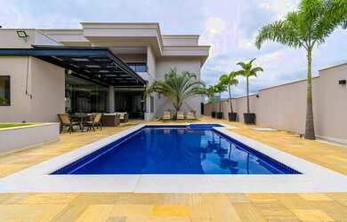 Imagem: A casa em condomínio possui 5 Dormitórios, 5 Banheiros, 5