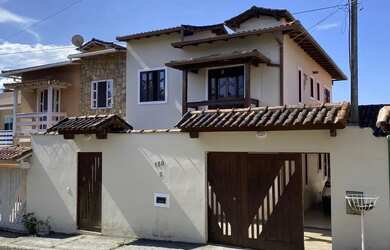 Imagem: A casa possui 3 Dormitórios, 3 Banheiros, 4 Vagas na garagem