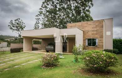 Imagem: A casa em condomínio possui 4 Dormitórios, 3 Banheiros, 4