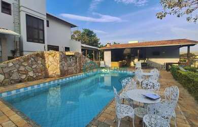 Imagem: A casa em condomínio possui 4 Dormitórios, 3 Banheiros, 5