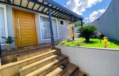 Imagem: A casa possui 3 Dormitórios, 5 Banheiros, 4 Vagas na garagem