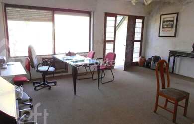 Imagem: A casa possui 5 Dormitórios, 4 Banheiros, 2 Vagas na garagem