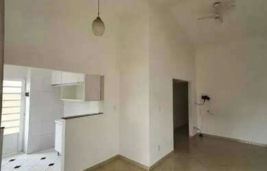 Imagem: A casa possui 2 Dormitórios, 1 Banheiro, Imóvel novo e está