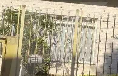 Imagem: A casa possui 3 Dormitórios, 3 Banheiros, 4 Vagas na garagem