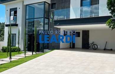 Imagem: A casa em condomínio possui 4 Dormitórios, 5 Banheiros, 5