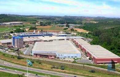 Imagem: O depósito possui 5 Vagas na garagem, 5260m² de Área e está