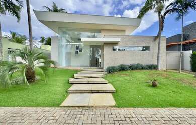 Imagem: A casa em condomínio possui 4 Dormitórios, 5 Banheiros, 4