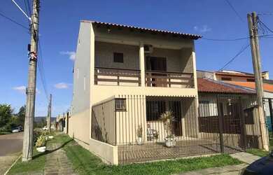 Imagem: A casa possui 3 Dormitórios, 2 Banheiros, 1 Vaga na garagem