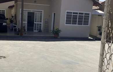 Imagem: A casa para alugar possui 3 Dormitórios, 1 Banheiro, 5 Vagas