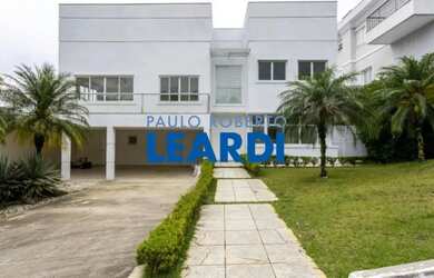 Imagem: A casa em condomínio possui 4 Dormitórios, 5 Banheiros, 4