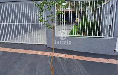 Imagem: A casa possui 2 Dormitórios, 3 Banheiros, 2 Vagas na garagem