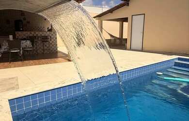 Imagem: A casa possui 2 Dormitórios, Acomodam 10 pessoas, 3 Vagas na