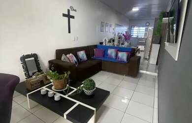 Imagem: A casa possui 3 Dormitórios, 2 Banheiros, 5 Vagas na garagem