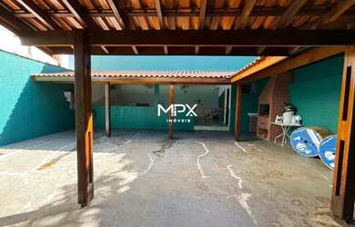 Imagem: A casa possui 3 Dormitórios, 3 Banheiros, 2 Vagas na garagem