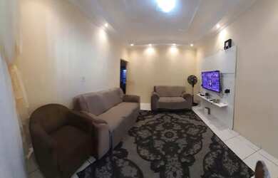 Imagem: A casa possui 3 Dormitórios, 3 Banheiros, 2 Vagas na garagem