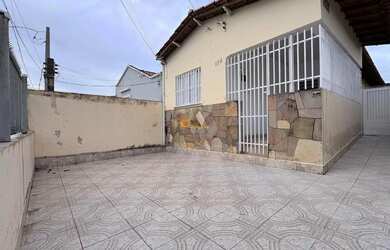 Imagem: A casa possui 2 Dormitórios, 1 Banheiro, 1 Vaga na garagem