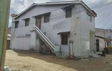 Imagem: A casa possui 4 Dormitórios, 3 Banheiros, 1 Vaga na garagem