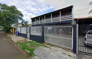 Imagem: A casa possui 4 Dormitórios, 3 Banheiros, 1 Vaga na garagem