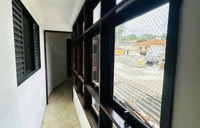 Imagem: A casa possui 4 Dormitórios, 1 Banheiro, 1 Vaga na garagem