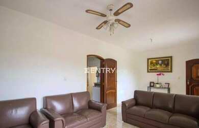 Imagem: A casa possui 3 Dormitórios, 3 Banheiros, 4 Vagas na garagem