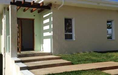 Imagem: A casa em condomínio possui 3 Dormitórios, 1 Banheiro, 2 Vagas