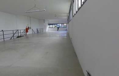 Imagem: O depósito possui 5 Vagas na garagem, 903m² de Área e está