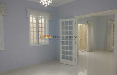 Imagem: A casa possui 5 Dormitórios, 5 Banheiros, 4 Vagas na garagem