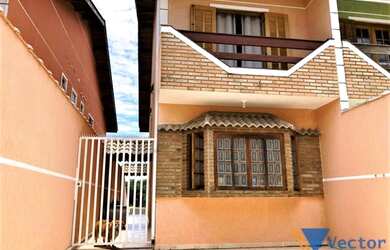 Imagem: A casa possui 3 Dormitórios, 4 Banheiros, 2 Vagas na garagem