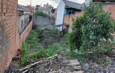 Imagem: O terreno possui 240m² de Área e está localizado em Bosque