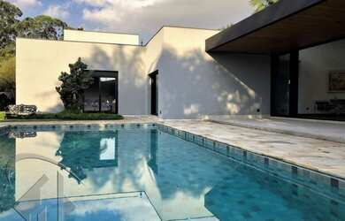 Imagem: A casa em condomínio possui 4 Dormitórios, 5 Banheiros, 4